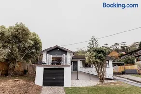 Seaside home with nearby beach access - Image 1