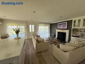 Sunny's Beach House in Apollo Bay with Jacuzzi - Image 3