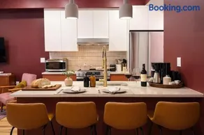 Luxury King 2BR 4 Beds Sleeps 8 Near the Met - Image 2
