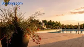 Luxury 3BR apartment with POOL & FREE parking - Image 5