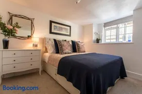 Central, beautiful home - with parking - Image 5