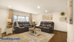 Upgraded Haven with Free Parking! Close to the Airport! - Image 3