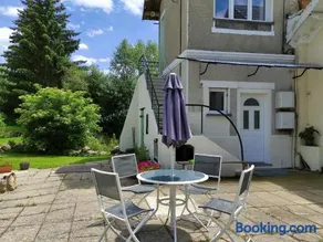 Gîte avec barbecue et jardin | Vue ville - Image 2
