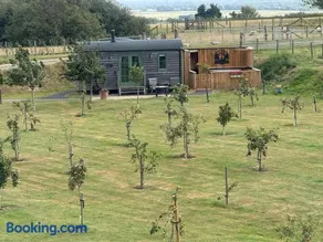 Coldharbour Luxury Shepherds Hut with Hot Tub - Image 3