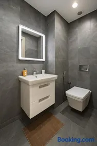 Luxury 2BR Apartment Private Jacuzzi 10mins From Airport - Image 2