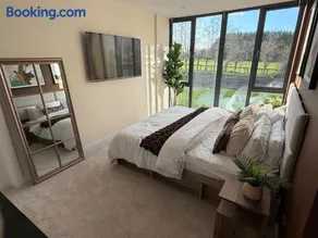 Modern Luxury Home Sleeps 20 - Image 3