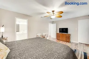 Newly renovated bright & chic Home with private deck grill & near the beach - Image 3