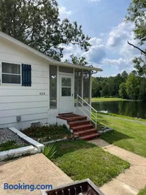 Lakefront Retreat - Sleeps 8 - 1 Hr from STL - Image 3
