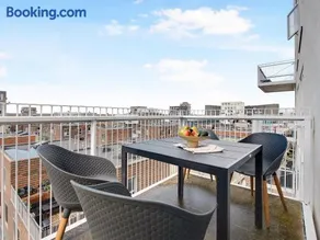 Sanders Arena - Chic Three-Bedroom Apartment Close to Metro Station - Image 2