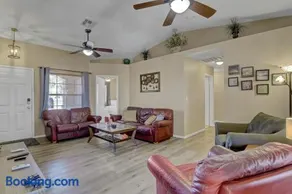 Pet-Friendly 4BR Vegas Vacation Renta Sleeps 8 Families, Groups Welcome! - Image 4