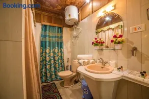 Swan Heritage Houseboats - Image 1