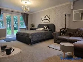 Park Cottage Country Bungalow - Image 3