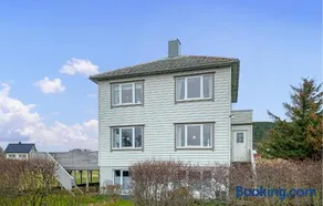 3 Bedroom Cozy Apartment In Myklebost - Image 2