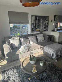Lovely 1 bedroom top floor flat at Chocolate Quarter near city of Bath - Image 5