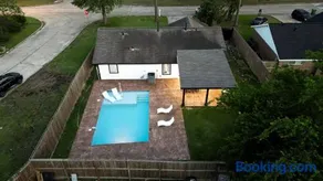 Newly updated Cozy Home with Pool, Patio, BBQ! 5BR - Image 2