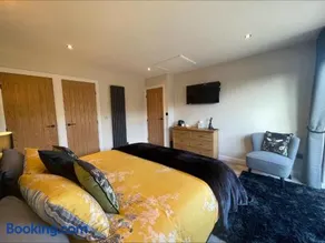 Bumblebee Barn, Luxury contemporary holiday home - Image 4
