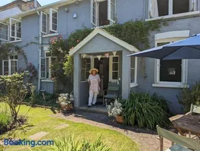 Cliffside is a Cosy Cottage B&B by Cowes Beach - Very big King Size guest BR & a Twin BR too if you book 3 to 4 guests - Image 3