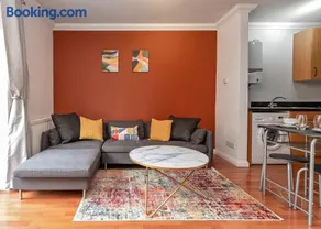 Stylish Town Centre Apartment, ALLOCATED FREE PARKING SPACE, RICKMANSWORTH HIGH STREET, Modern Decor, Juliet Balcony, Walking Distance to Rickmansworth Station Metropolitan Line - Image 3