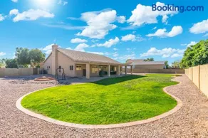 Spacious 4BR Home Patio Huge Yard Sleeps 18 Grill - Image 4