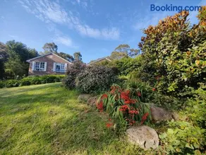 4-bedroom Acre Retreat with Pool & Garden - Pets and Long Stays Welcome - Image 2