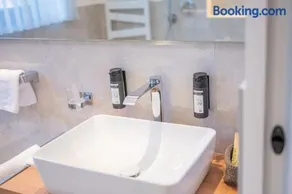 Sofia Apartments - Deluxe Mountain View - Image 4