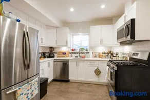 Beautiful Vancouver Cedar Cottage House - Image 2