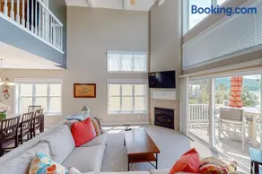 Family Lake Escape Sleeps 12 Shared Pool Dock - Image 1