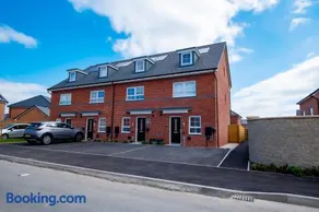 Luxury 5BDR with City Access, Free Parking and Wi-Fi - Image 2