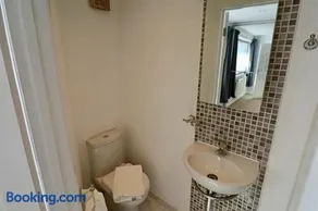 3 Bed Home with Driveway in Ascot - Image 4