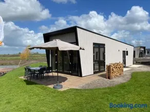 Tiny vakantiehuis aan het water met eigen steiger en airco - Image 1