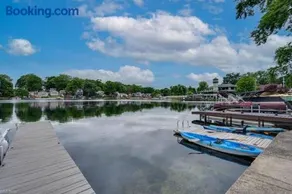 Portage Lakes Escape 5 Bedroom Lakefront with Kayaks - Image 3