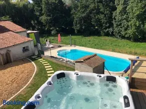 Maison accueillante avec piscine à Chalandray - Image 1