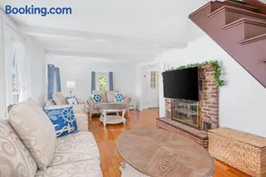 Cozy Town Neck Cape Escape – Pet Friendly - Image 1