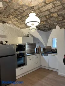 Petite maison avec jardin au centre du village - Image 3