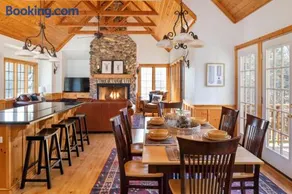 The Lodge, 'North Woods' style, boutique Galena Getaway! - Image 2