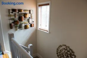 Stylish 4-Bedroom Home with Modern Comforts - Image 3