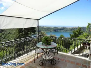 Vistalago Guesthouse - Image 1