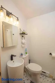 Modern Lake Retreat, Sleeps 8, 5 min to Colgate - Image 2