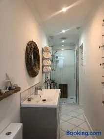 Ocean Drive Boutique Apartment with use of Day time Beach Hut - Image 1