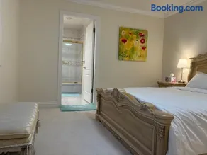 Cozy home near YVR with parking - Image 2