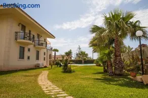VILLA LIBECCIO appartment with shared swimming pool, at 200 meters from the beach, solarium and private parking - Image 2