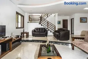 Casa confortável e ampla com piscina e bilhar! - Image 2