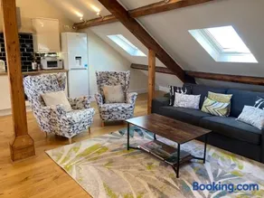 Windows over Stroud - 2BR Penthouse in Historic Building - Image 2