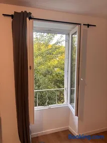 Bedroom Downtown Apartment with Parking and River View - Image 2