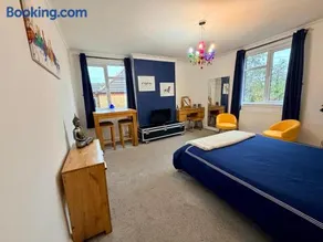 Modern Central Apartment with Free Parking - Image 2