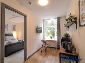 Room Near City Centre Private Bath Free Parking - Image 4