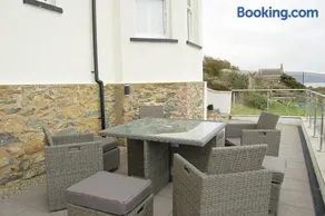 Morwendon House with Sea View - Image 2
