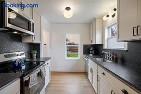 Camas Getaway Near Downtown Big Windows - Image 1