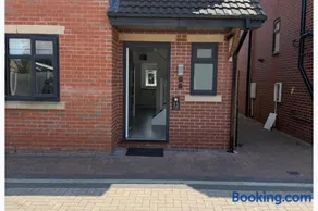 Luxurious Stockport Retreat - 4 Bedrooms - Image 3