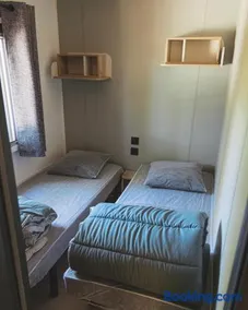 Merveilleux mobil home adapté aux familles avec jacuzzi, terrasse et piscine | Avec animaux bienvenus - Image 2